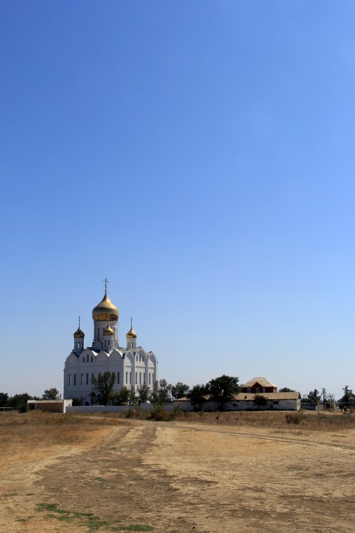 Приазовский. Церковь Троицы Живоначальной. общий вид в ландшафте, Северный фасад