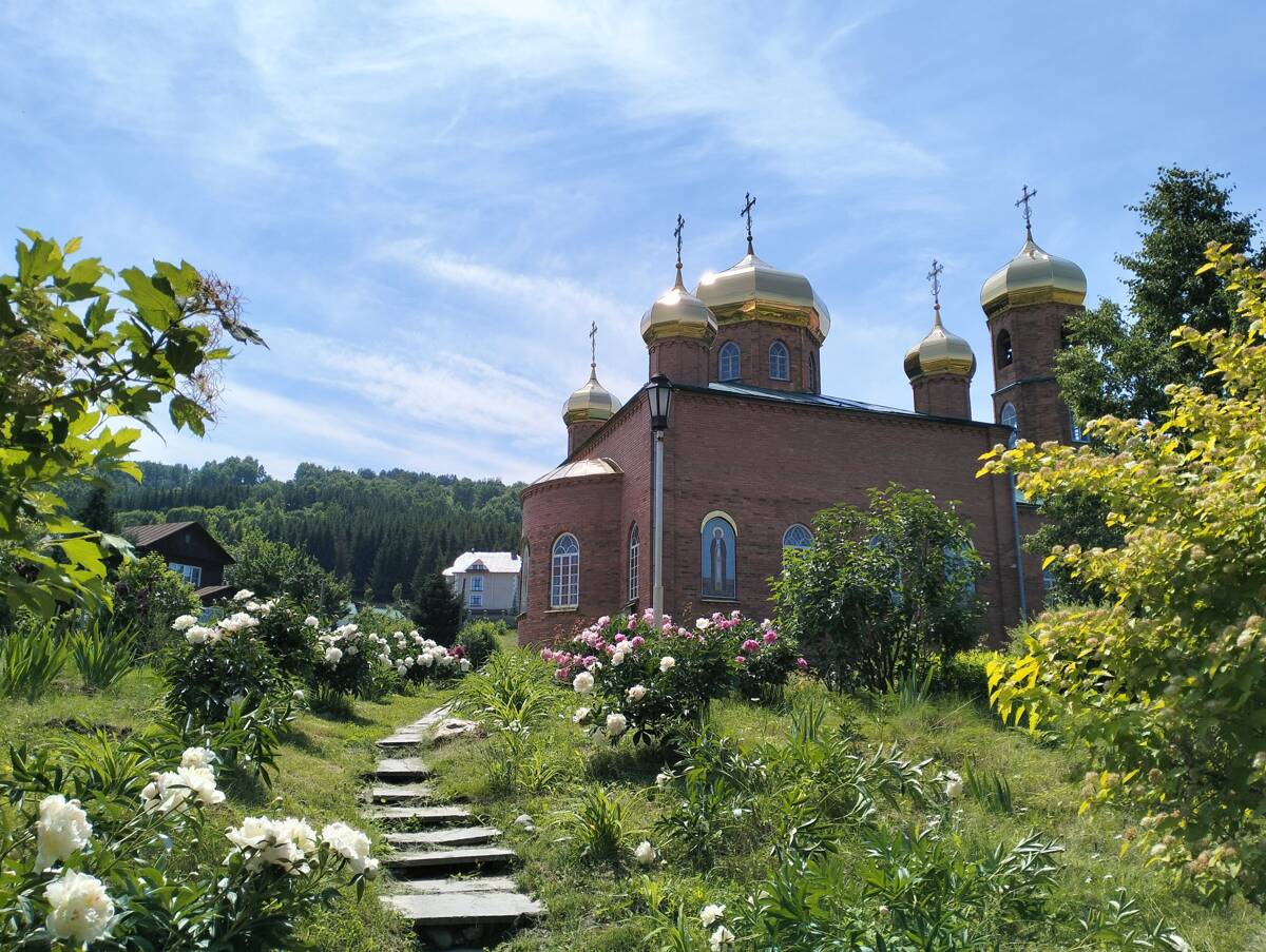 Церковь Пантелеимона Целителя, Белокуриха (Белокуриха, город, Алтайский край). дополнительная информация, Вид от восточных ворот