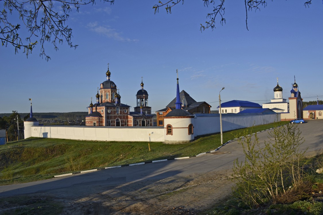 Самородки. Богородице-Казанский Жадовский мужской монастырь. общий вид в ландшафте