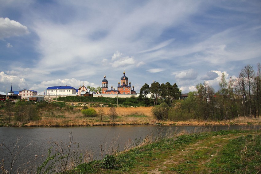 Самородки. Богородице-Казанский Жадовский мужской монастырь. общий вид в ландшафте, У озера