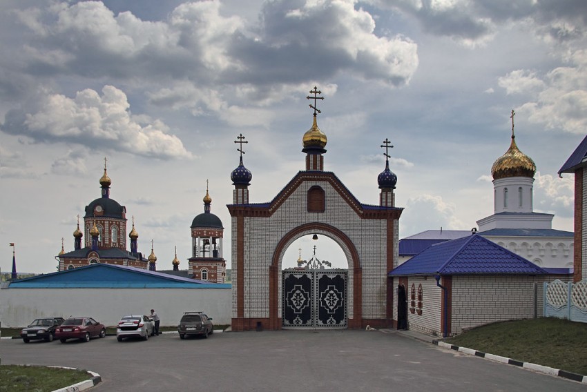 Самородки. Богородице-Казанский Жадовский мужской монастырь. дополнительная информация, Монастырские врата