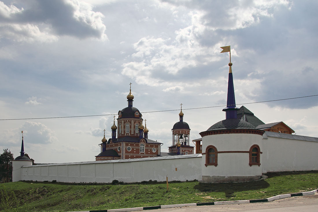 общий вид в ландшафте. Богородице-Казанский Жадовский мужской монастырь, Самородки (Барышский район, Ульяновская область)