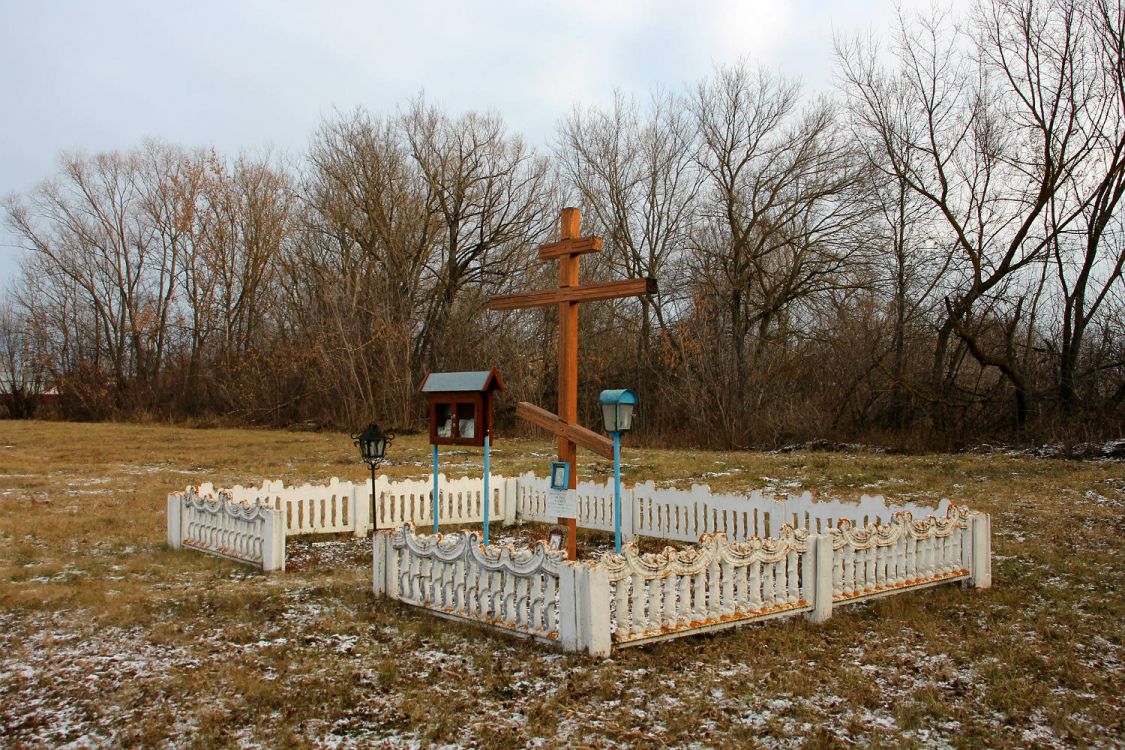 Церковь Михаила Архангела, Завальное (Усманский район, Липецкая область). фасады, Крест на месте утраченного храма