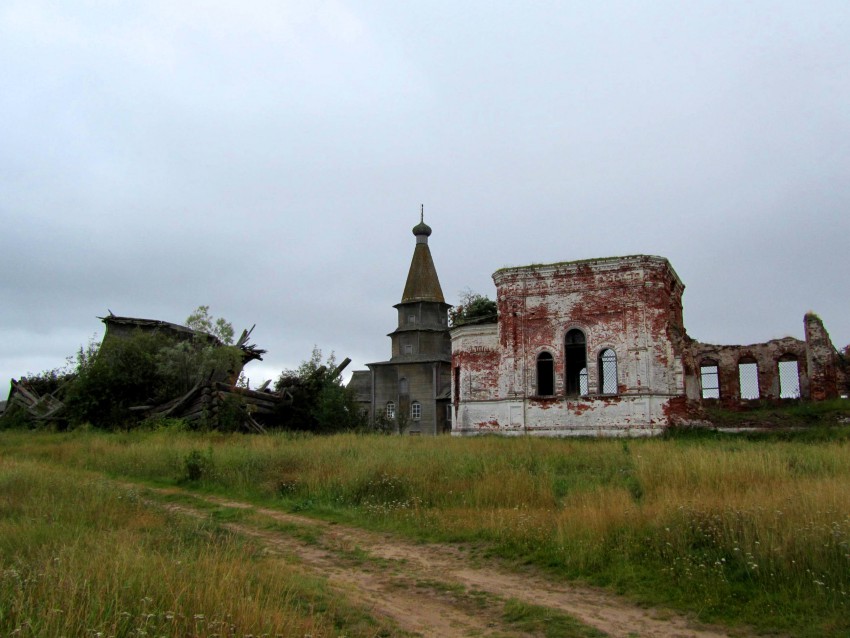 Погост (Ратонаволок). Храмовый комплекс. Церкви Николая Чудотворца (кирпичная и деревянная) и Петра и Павла. фасады, вид с севера