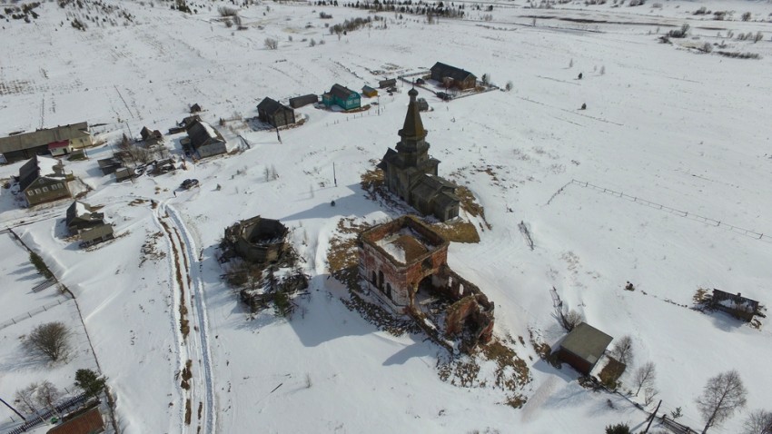 Погост (Ратонаволок). Храмовый комплекс. Церкви Николая Чудотворца (кирпичная и деревянная) и Петра и Павла. общий вид в ландшафте