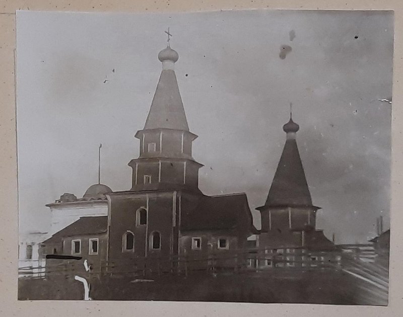 Храмовый комплекс. Церкви Николая Чудотворца (кирпичная и деревянная) и Петра и Павла, Погост (Ратонаволок) (Холмогорский район, Архангельская область). архивная фотография, Общий вид с юга. Фото Позднякова 1946 г. из коллекции ГНИМА. (ГК №35246599)