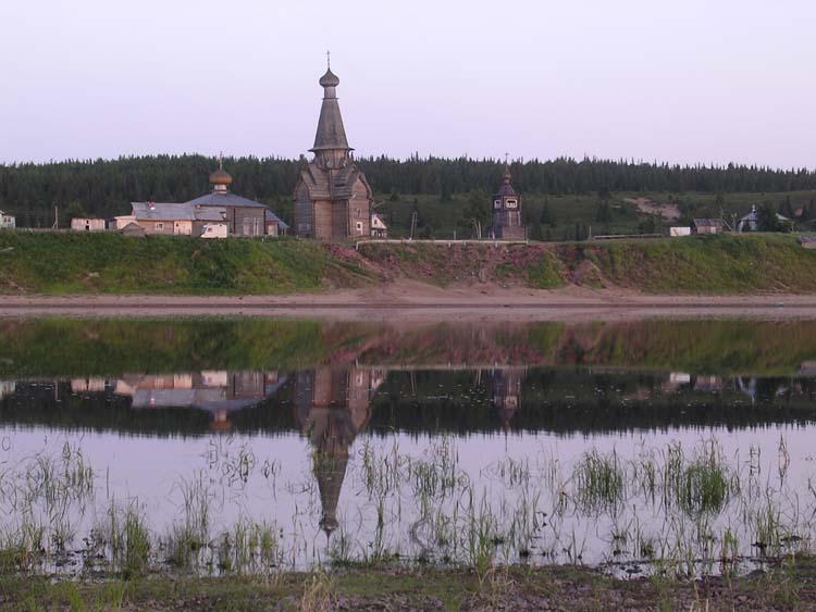 Храмовый комплекс Пречистенской (Успенской) стороны, Варзуга (Терский район, Мурманская область). общий вид в ландшафте, Вид противоположного берега реки Варзуги
