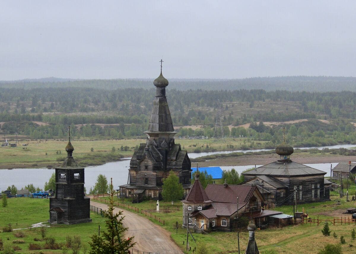Храмовый комплекс Пречистенской (Успенской) стороны, Варзуга (Терский район, Мурманская область). общий вид в ландшафте, Вид от школы