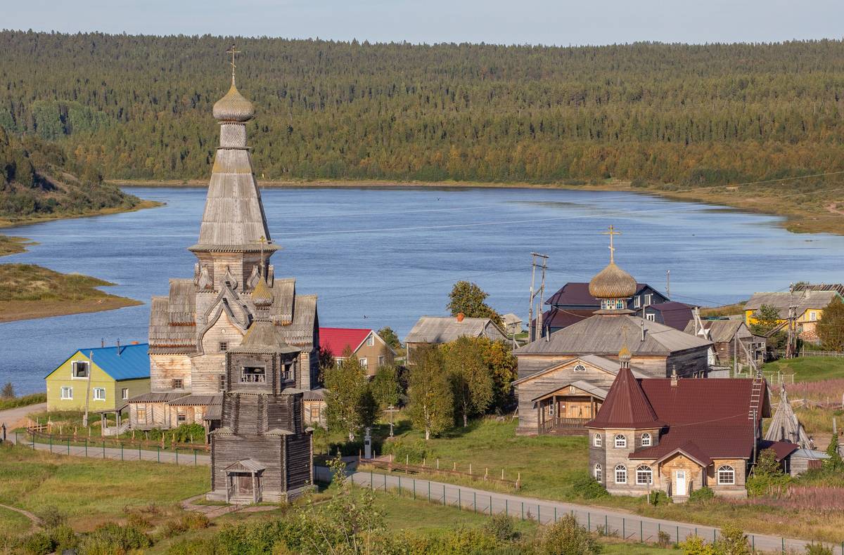 Храмовый комплекс Пречистенской (Успенской) стороны, Варзуга (Терский район, Мурманская область). фасады, Вид со смотровой площадки у школы