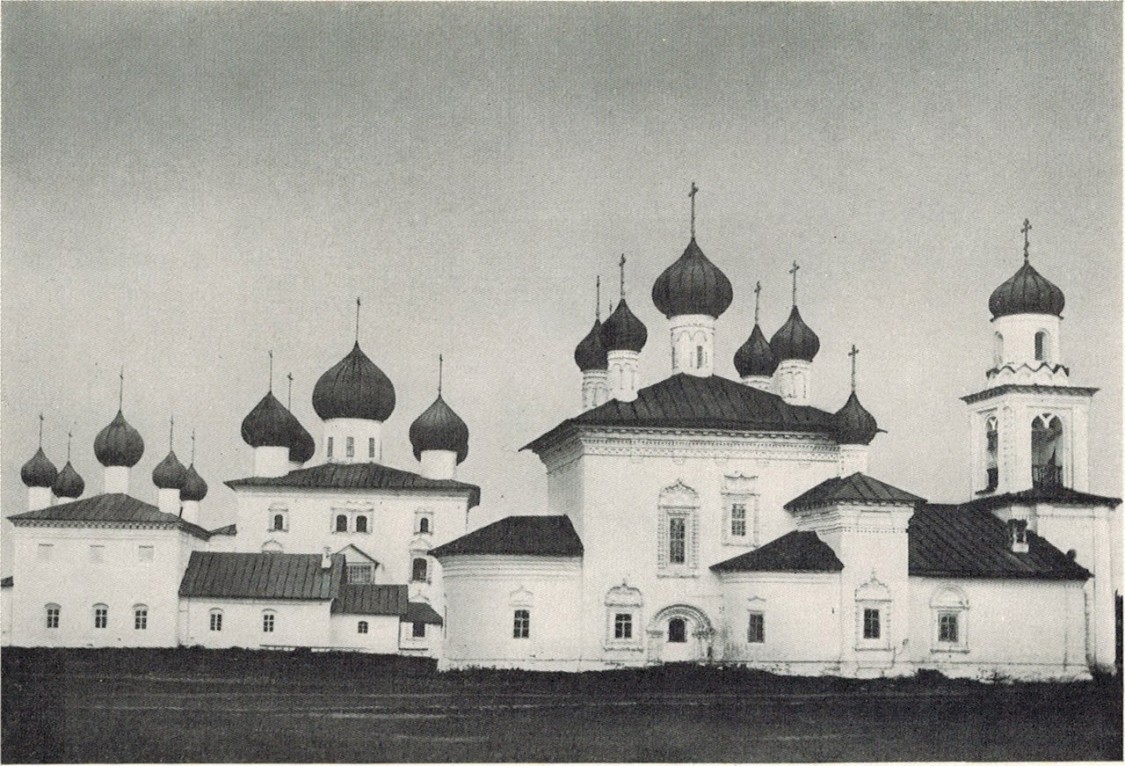 Храмовый комплекс Старого торга, Каргополь (Каргопольский район, Архангельская область). архивная фотография, Слева направо: Никольская церковь, 1741 г.; Благовещенская, 1692 г. и на первом плане церковь Рождества Богородицы, 1682 г. с более поздней колокольней. 