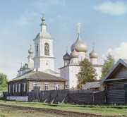 Храмовый комплекс. Собор Успения Пресвятой Богородицы и церковь Богоявления Господня, Собор Успения Божией Матери с несохранившейся колокольней. Фотография 1909 года С.М. Прокудина-Горского, источник - сайт проекта "Наследие Прокудина-Горского"<br>, Белозерск, Белозерский район, Вологодская область