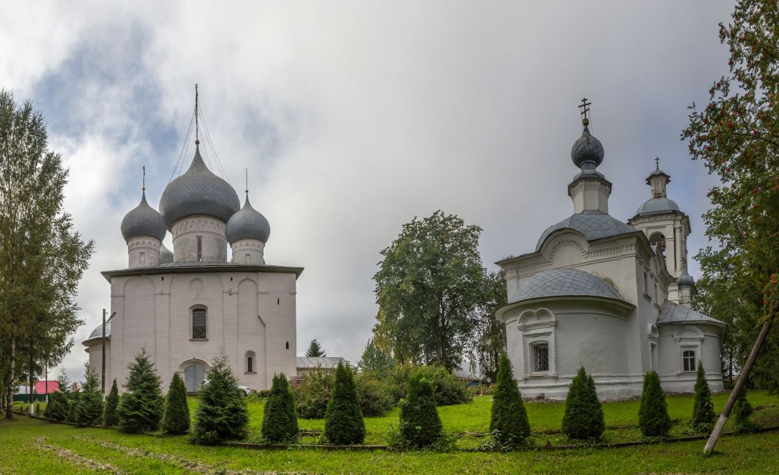 Белозерск. Храмовый комплекс. Собор Успения Пресвятой Богородицы и церковь Богоявления Господня. фасады, Панорама с севера