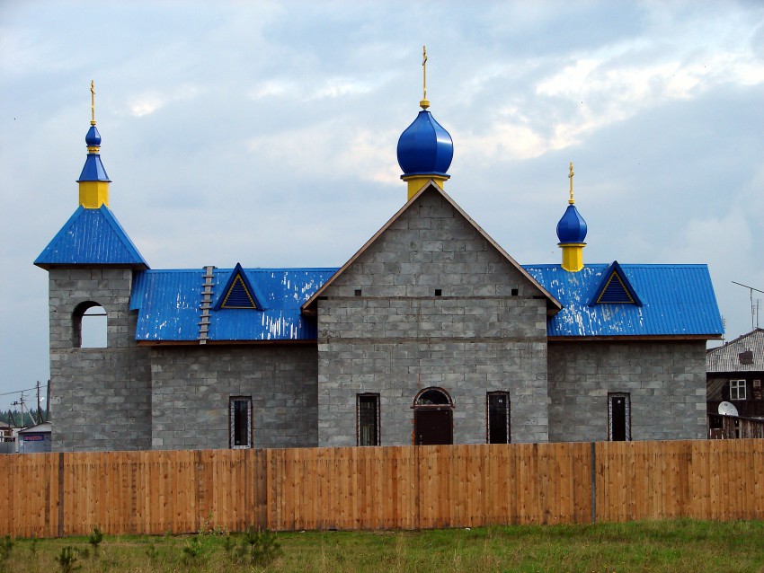 Церковь Успения Пресвятой Богородицы (новая), Верхняя Синячиха (Алапаевский район (Алапаевское МО и Махнёвское МО), Свердловская область). общий вид в ландшафте