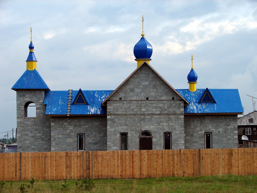 Верхняя Синячиха. Церковь Успения Пресвятой Богородицы (новая). общий вид в ландшафте