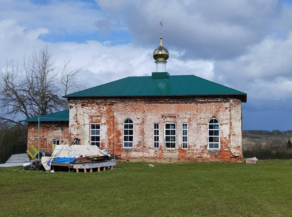 общий вид в ландшафте. Церковь Троицы Живоначальной, Белавино (Вачский район, Нижегородская область)