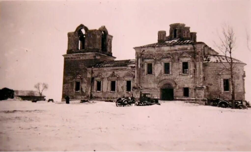 Селезнёво. Церковь Сергия Радонежского. архивная фотография, Храм в селе Селезнёво, декабрь 1941 года. Это изображение храма на данный момент является единственным, на котором видны ещё остатки колокольни. 