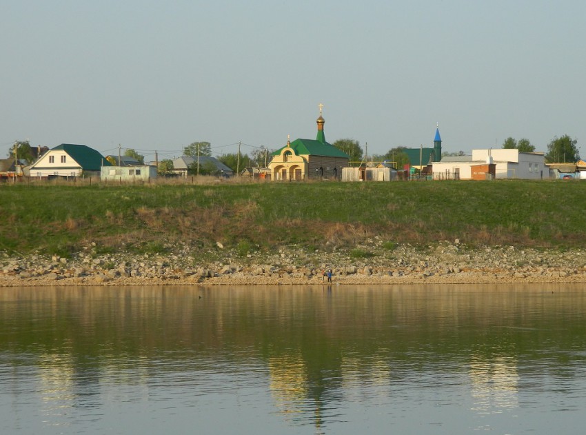 Часовня Троицы Живоначальной, Троицкий Урай (Рыбно-Слободский район, Республика Татарстан). общий вид в ландшафте, Вид с Камы