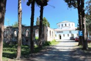 Успенско-Драндский монастырь, Вид с запада: слева - архиерейский корпус, справа - Успенский собор.<br>, Дранда, Абхазия, Прочие страны