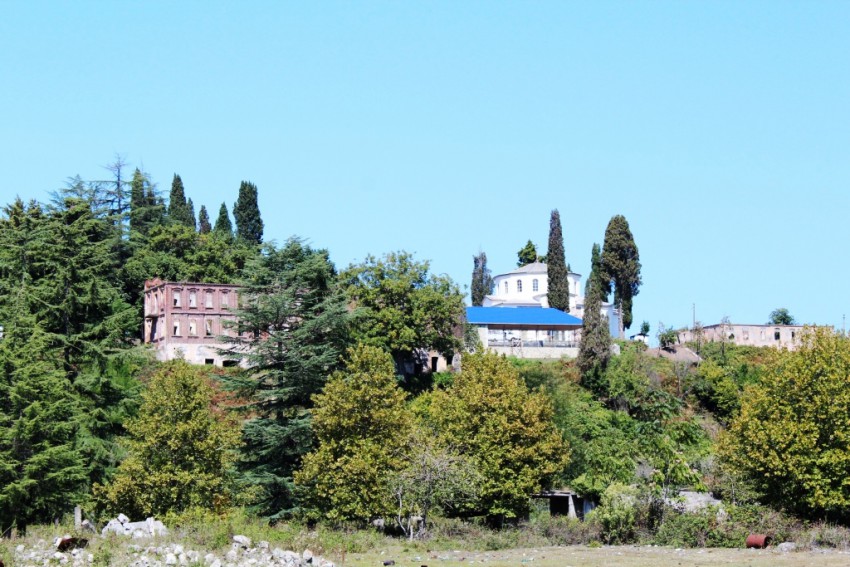Дранда. Успенско-Драндский монастырь. общий вид в ландшафте, Вид с юго-запада на монастырь