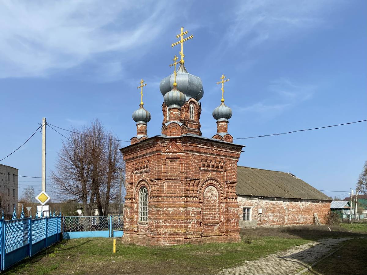 Общий вид с юго-запада, общий вид в ландшафте. Часовня Марии Магдалины, Мариинский Посад (Мариинско-Посадский район, Республика Чувашия)