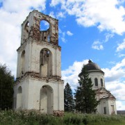 Храмовый комплекс Шильдского погоста, вид с северо-запада, на фоне Сретенской церкви<br>, Мостовая, Каргопольский район, Архангельская область