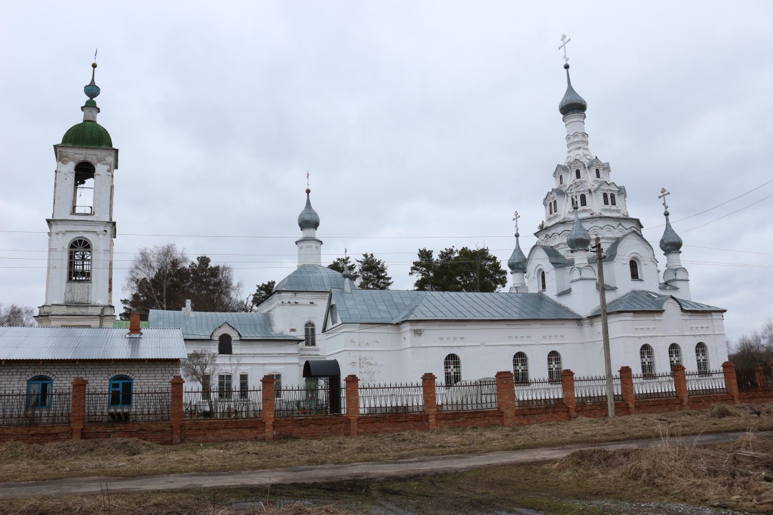 Храмовый комплекс. Церкви Сергия Радонежского и Николая Чудотворца, Сергиевское (Угличский район, Ярославская область). общий вид в ландшафте, Вид с юга