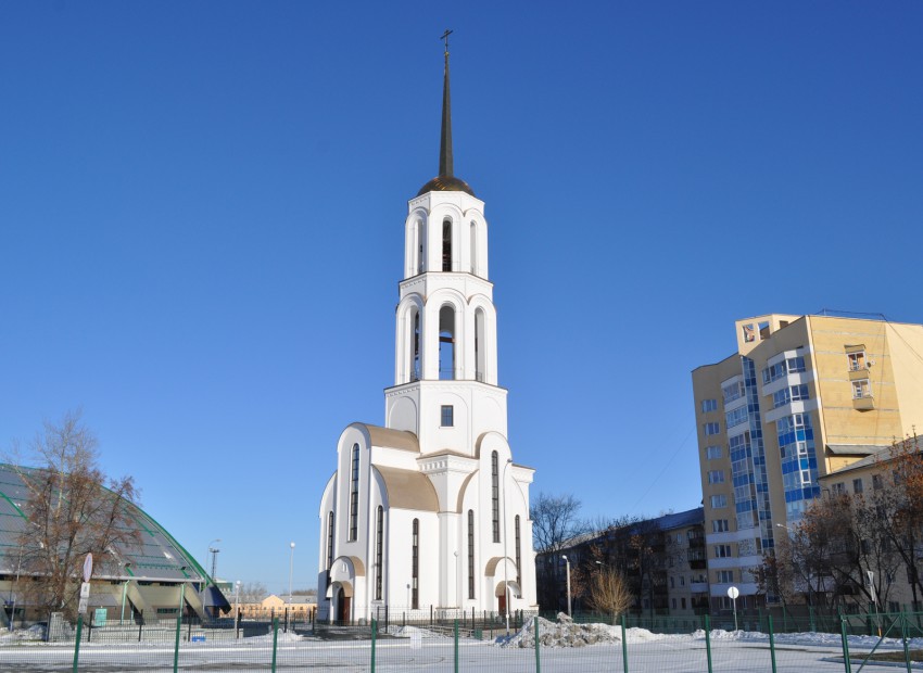 Екатеринбург. Церковь Сергия Радонежского и Елисаветы Феодоровны. общий вид в ландшафте