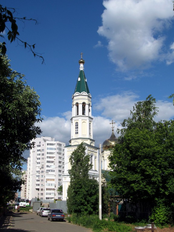 Оренбург. Церковь Серафима Саровского на архиерейском подворье. общий вид в ландшафте