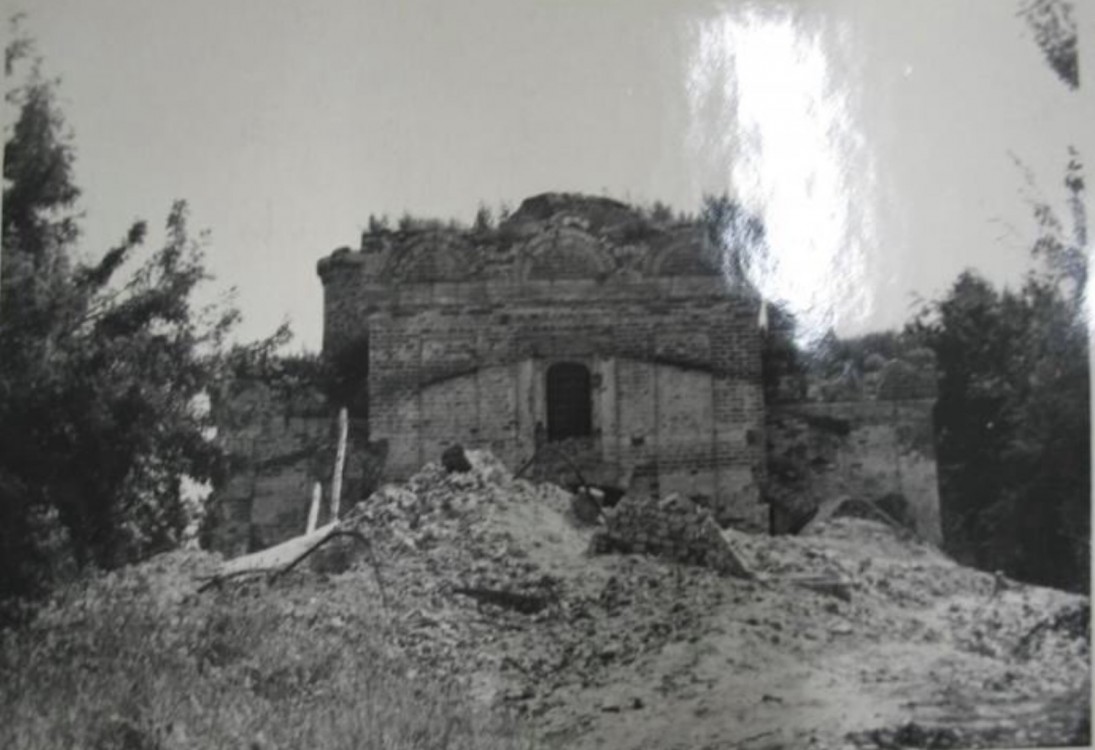 Фотограф Косточкин В.В. Вид с запада в процессе разрушения. 1955 г..(ГНИМА ОФ-5932/168), архивная фотография. Церковь Преображения Господня, Спас-Михнево, урочище (Раменский район и гг. Бронницы, Жуковский, Московская область)