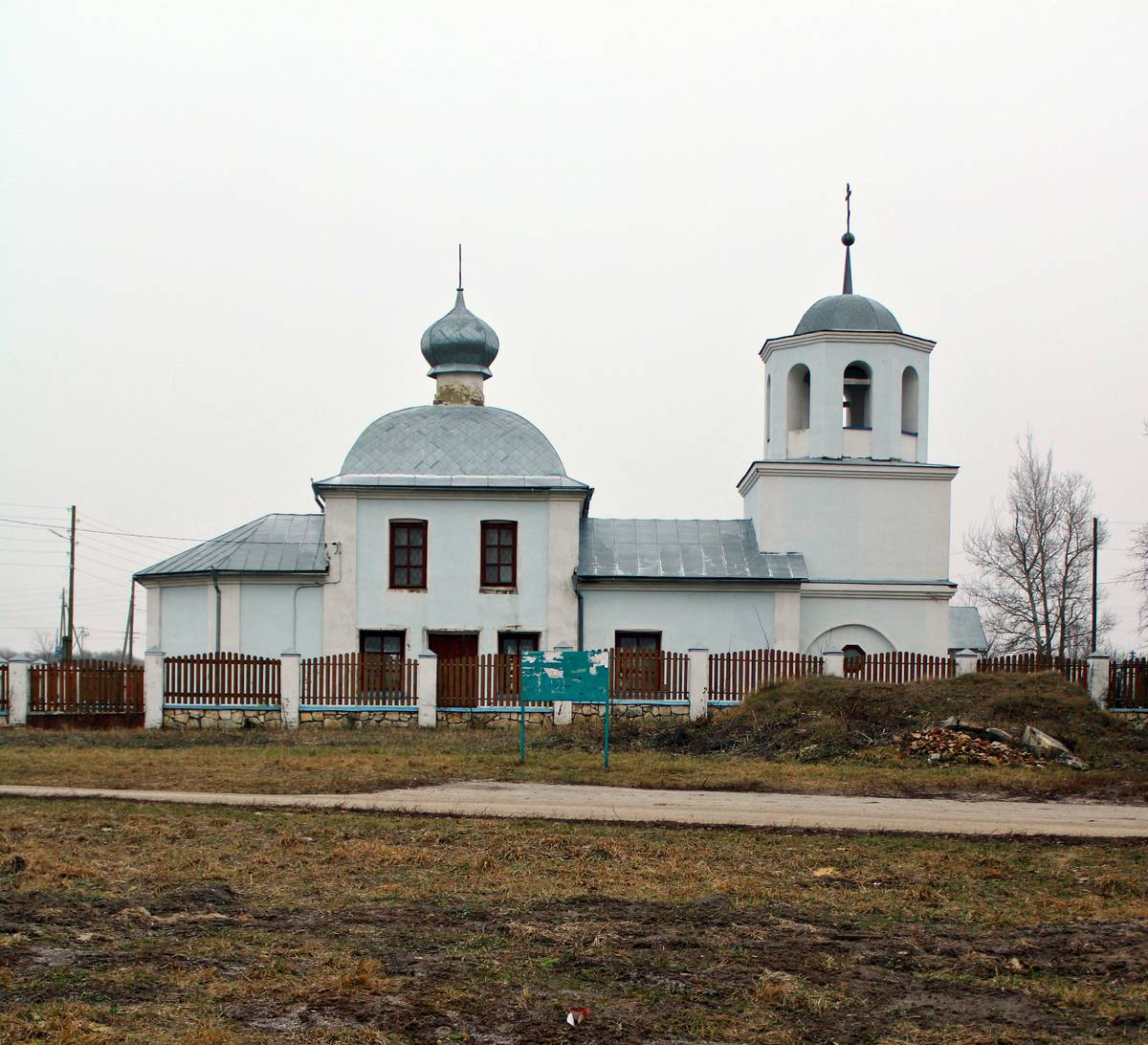 общий вид в ландшафте. Церковь Успения Пресвятой Богородицы, Куково (Зарайский городской округ, Московская область)