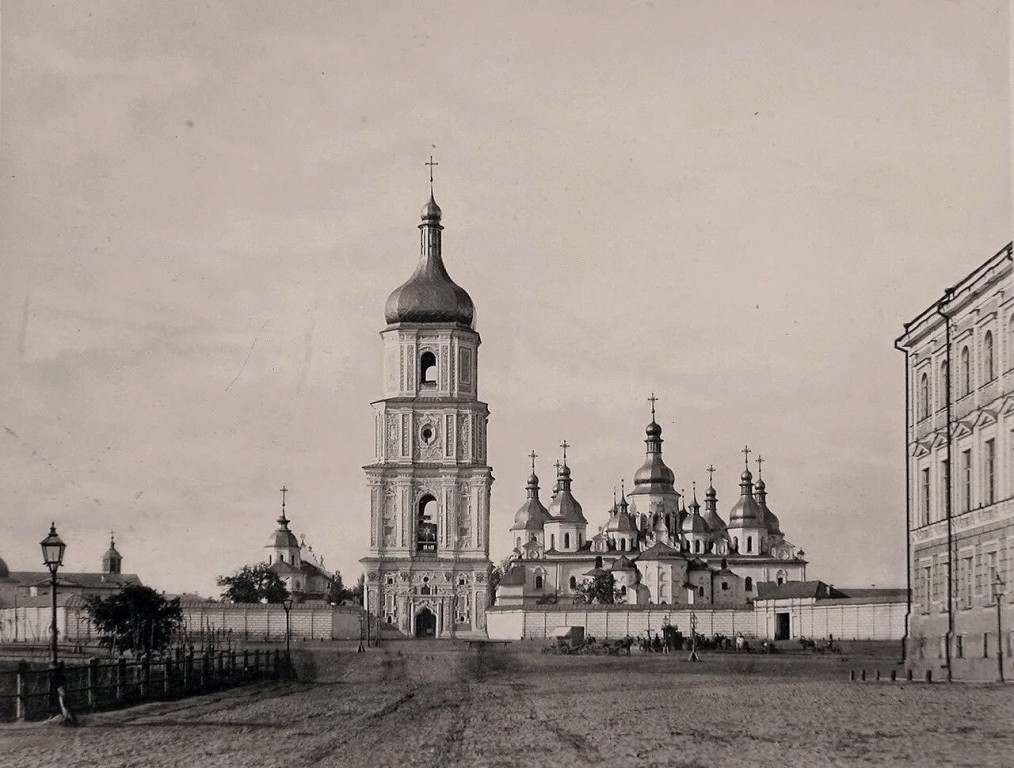 Фотоснимок с дореволюционной фотографии. С сайта: Pastvu.com/1288926., архивная фотография. Ансамбль бывшего Софийского монастыря, Старый Киев (Шевченковский район, Украина, г. Киев)