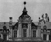 Ансамбль бывшего Софийского монастыря, Митрополичий дом, щипец. Источник: Лукомский Г.К. «Киев: церковная архитектура XI–XIX века; византийское зодчество; украинское барокко». Мюнхен, 1923 г.<br>, Старый Киев, Шевченковский район, Украина, г. Киев