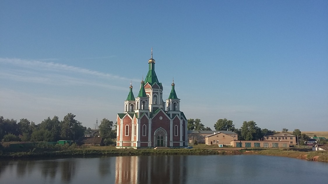 Александровка. Церковь Александра Невского. общий вид в ландшафте
