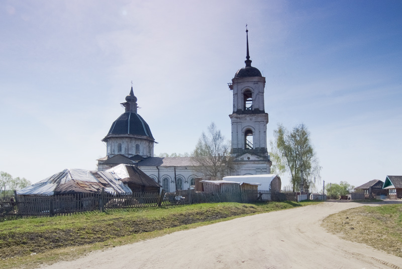 Церковь Троицы Живоначальной, Поречье (Бежецкий район, Тверская область). общий вид в ландшафте