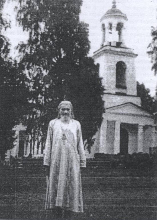 Церковь Рождества Христова, Григорково (Весьегонский район, Тверская область). архивная фотография, Священник о. Иоанн перед храмом, фото 1952 г. Источник:  Лидия Соловьева «История одного прихода. Хроника Титовской церкви в селе Григорково»