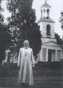 Церковь Рождества Христова, Священник о. Иоанн перед храмом, фото 1952 г. Источник:  <a href=http://vesyegonsk.tverlib.ru/istoriya-odnogo-prihoda-hronika-titovskoy-cerkvi-v-sele-grigorkovo>Лидия Соловьева «История одного прихода. Хроника Титовской церкви в селе Григорково»</a><br>, Григорково, Весьегонский район, Тверская область