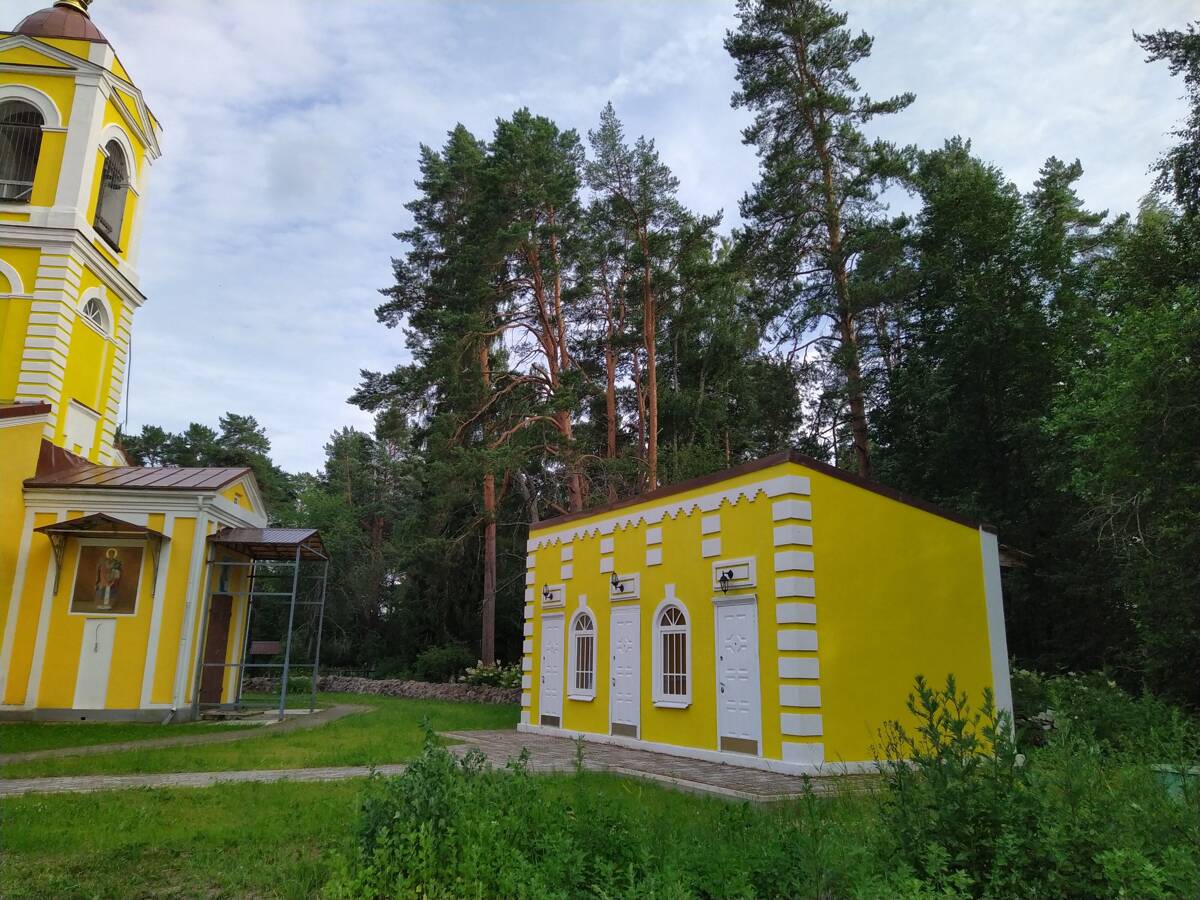 Церковь Богоявления Господня, Перхово (Удомельский городской округ, Тверская область). общий вид в ландшафте, Подсобное помещение при церкви