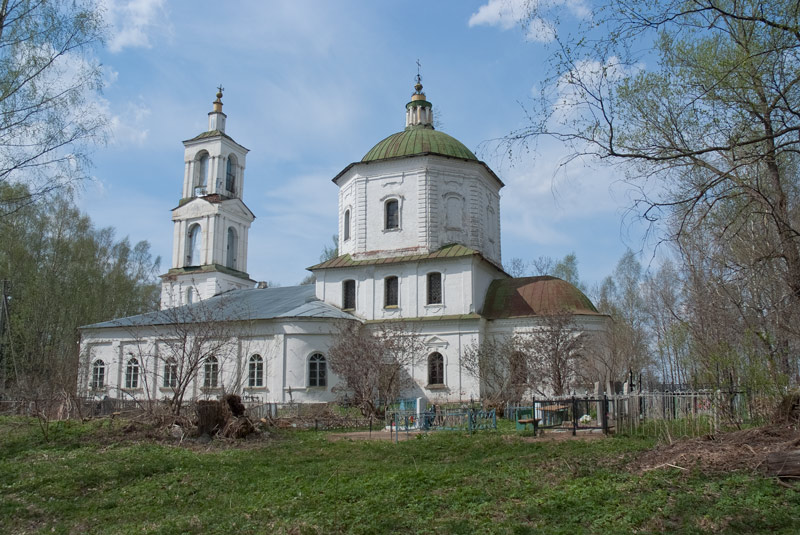 Белая. Церковь Воскресения Христова. общий вид в ландшафте