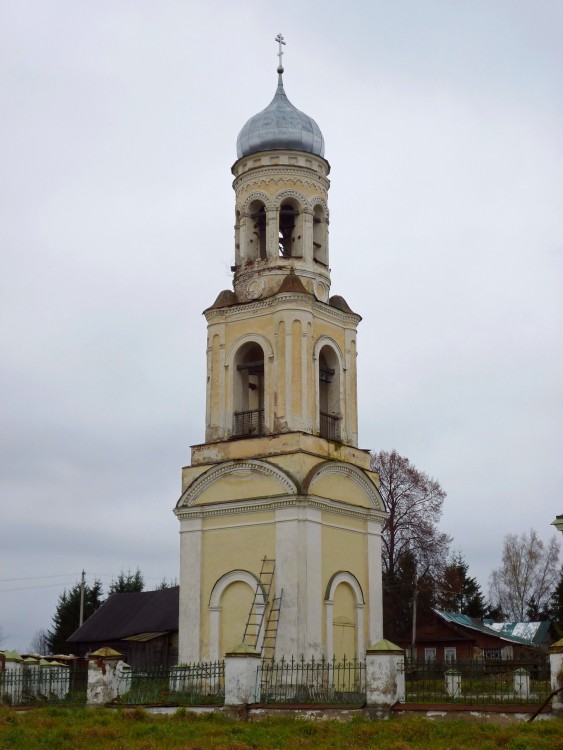 Красное. Церковь Михаила Архангела. фасады, Вид на колокольню с юго-запада