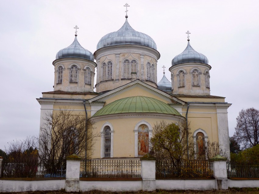 Красное. Церковь Михаила Архангела. фасады, Вид на храм с востока