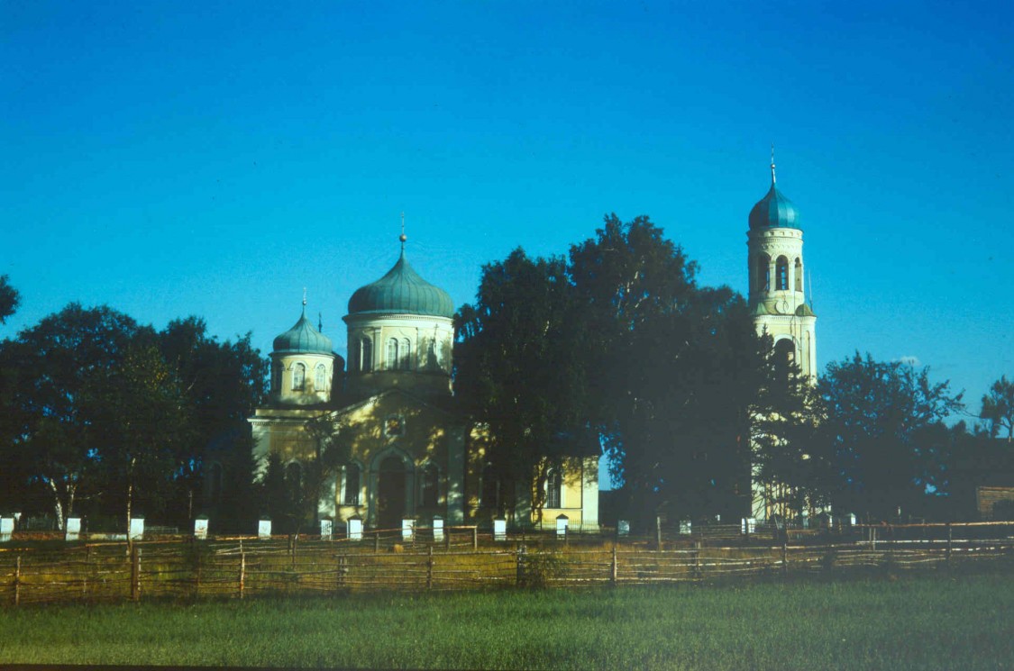 Церковь Михаила Архангела, Красное (Торжокский район и г. Торжок, Тверская область). фасады, 1994