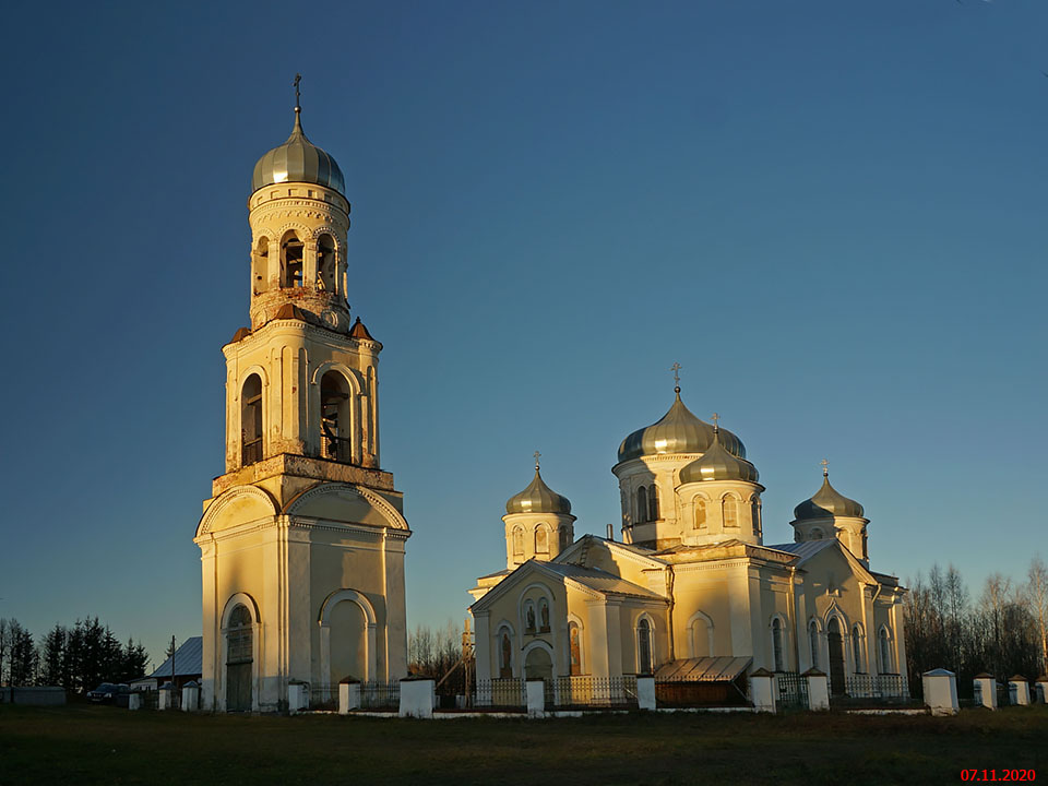 Церковь Михаила Архангела, Красное (Торжокский район и г. Торжок, Тверская область). общий вид в ландшафте
