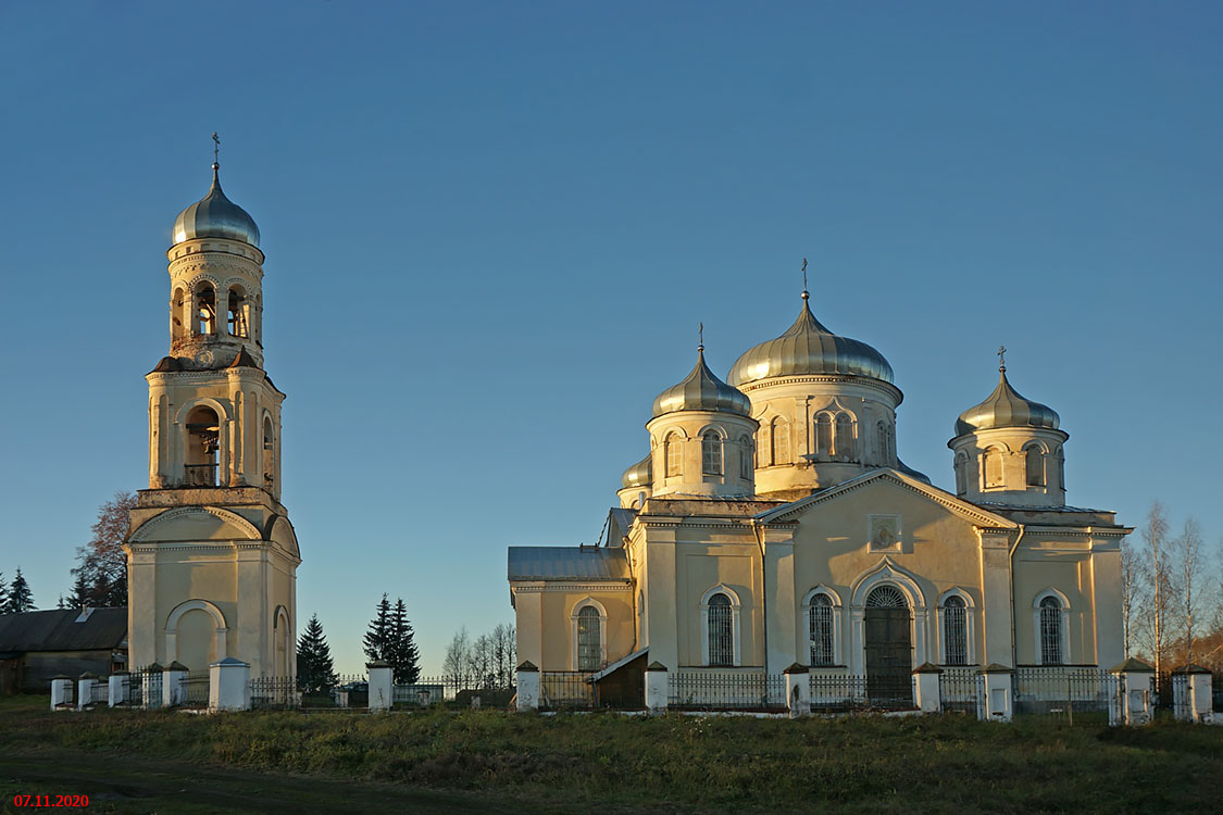 Церковь Михаила Архангела, Красное (Торжокский район и г. Торжок, Тверская область). общий вид в ландшафте