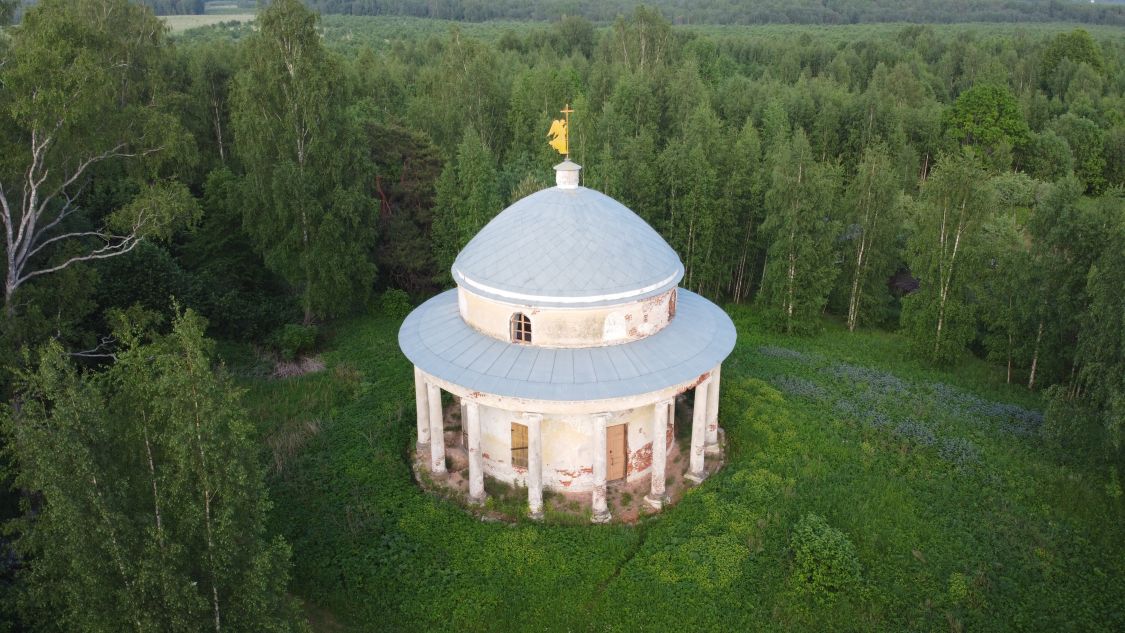 Часовня Даниила Столпника, Васильева Гора (Торжокский район и г. Торжок, Тверская область). общий вид в ландшафте