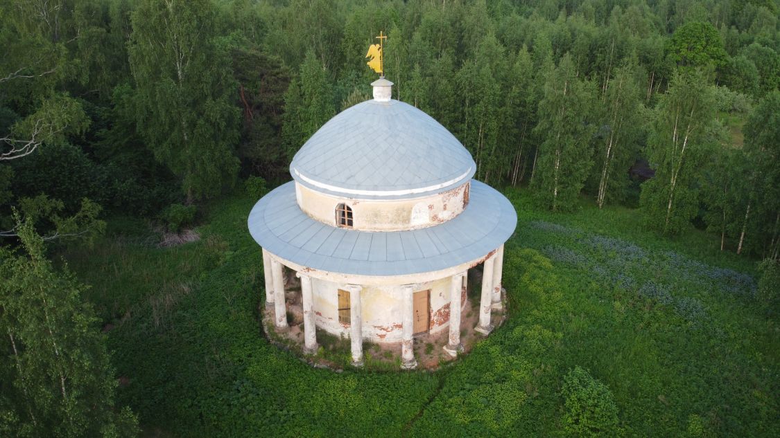 Часовня Даниила Столпника, Васильева Гора (Торжокский район и г. Торжок, Тверская область). общий вид в ландшафте