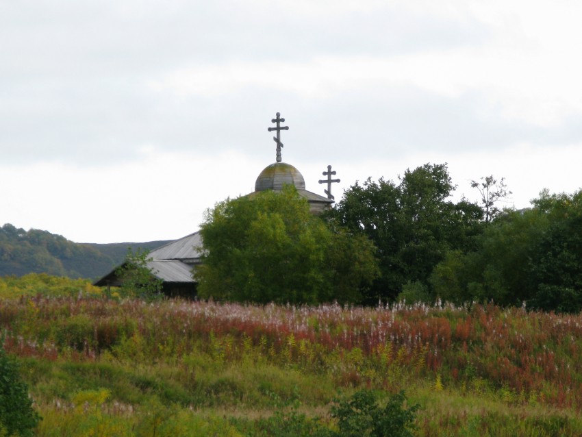 Нижнекамчатск. Церковь Успения Пресвятой Богородицы. общий вид в ландшафте, Фото 2009 года до реставрации