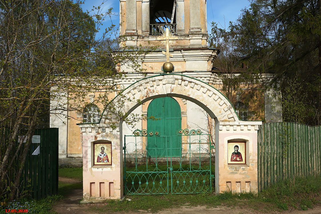 Церковь Николая Чудотворца, Васильково (Кувшиновский район, Тверская область). дополнительная информация, Ворота