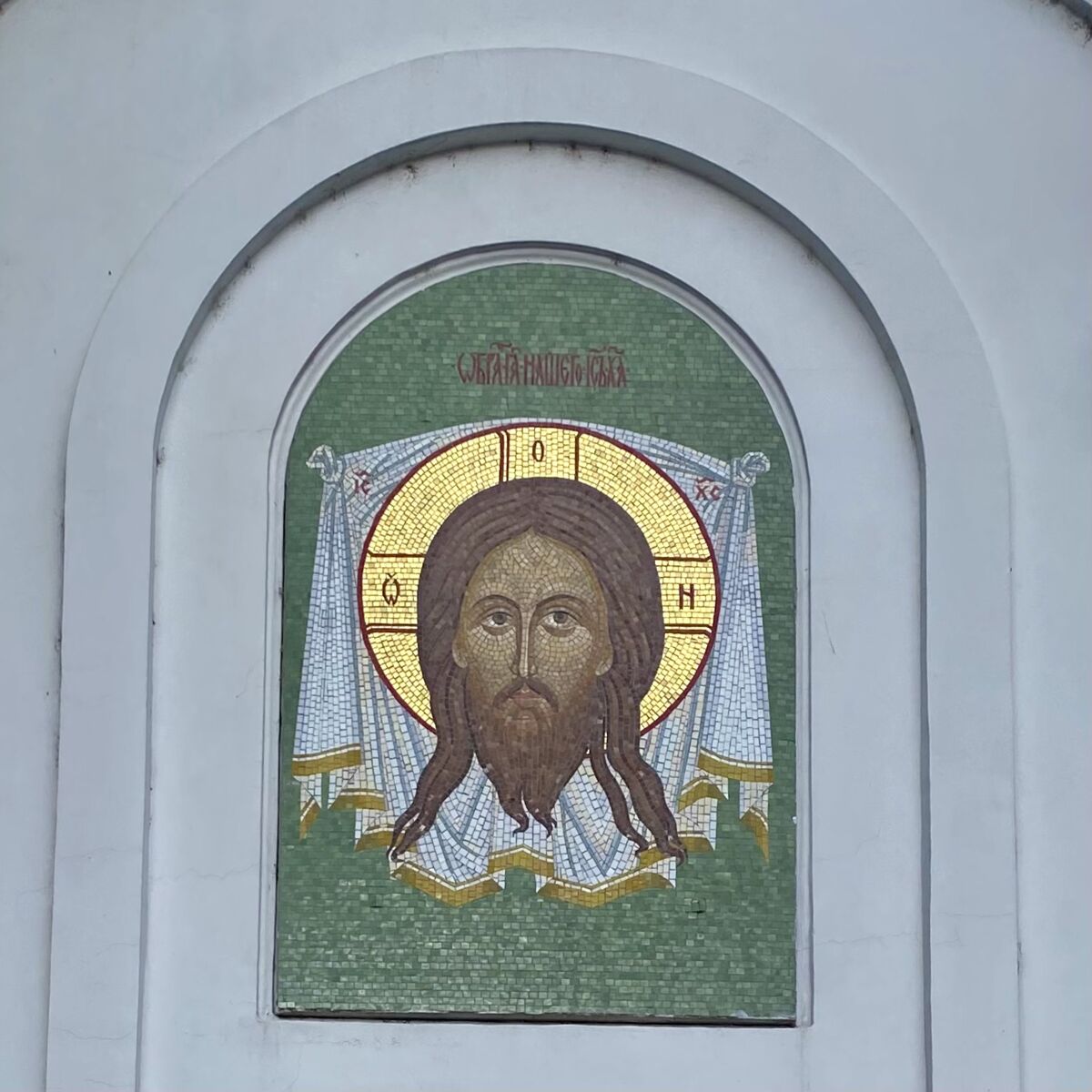 Церковь Святителей Московских, Абакан (Абакан, город, Республика Хакасия). дополнительная информация, Мозаичное панно над входом