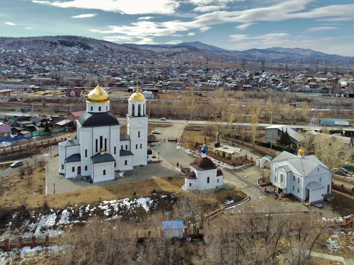Церковь Троицы Живоначальной, Саяногорск (Саяногорск, город, Республика Хакасия). дополнительная информация, Храмовый комплекс на фоне Саян