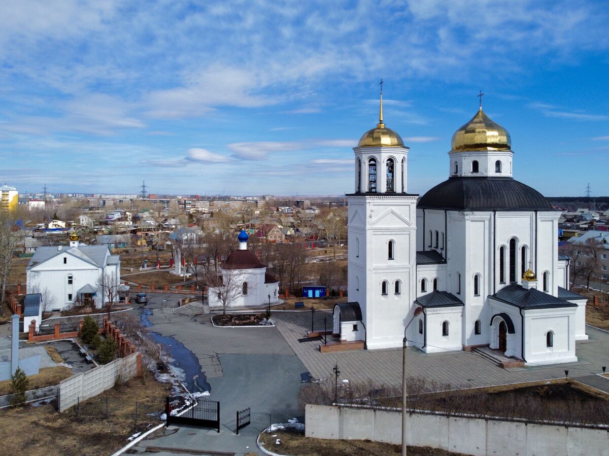 Церковь Троицы Живоначальной, Саяногорск (Саяногорск, город, Республика Хакасия). дополнительная информация, Храмовый комплекс. Слева  воскресная школа, по центру часовня Явления Пресвятой Богородицы Сергию Радонежскому